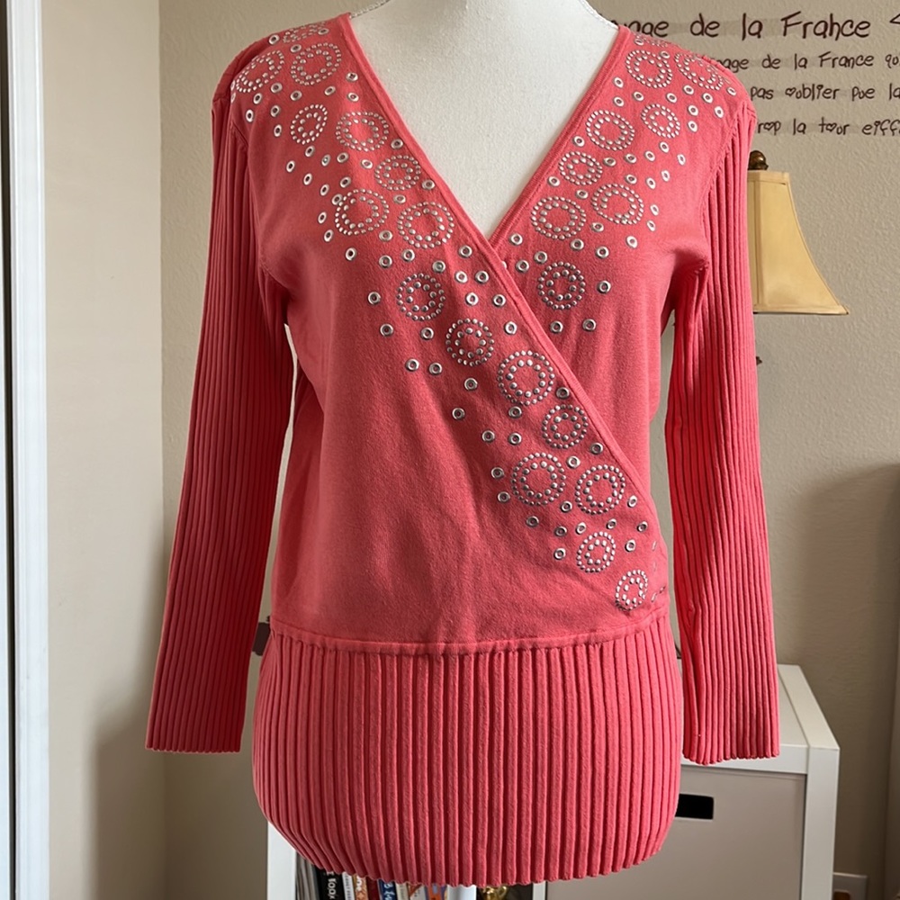 WR SWEATER (CANTALOUPE COLOR) WITH METAL ACCENTS SIZE L  Bust 36"  EUC